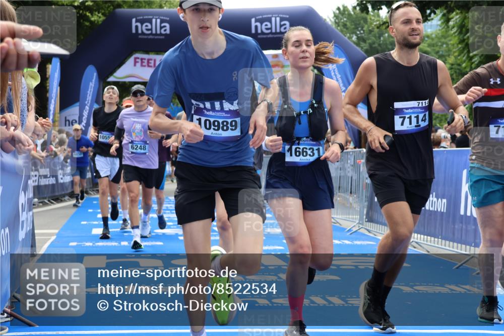 29.06.2025 - hella hamburg halbmarathon Strokosch-Dieckow http://msf.ph/oto/8522534 29.06.2025 11:24:42 Ziel 1269, 1694, 2097, 2886, 3458, 4697, 6248, 6556, 6576, 7114, 7115, 7188, 7190, 7248, 9259, 9567, 9635, 10550, 10989, 13031, 14633, 16154, 16586, 16600, 16631, 16833, 18060 meine-sportfotos.de