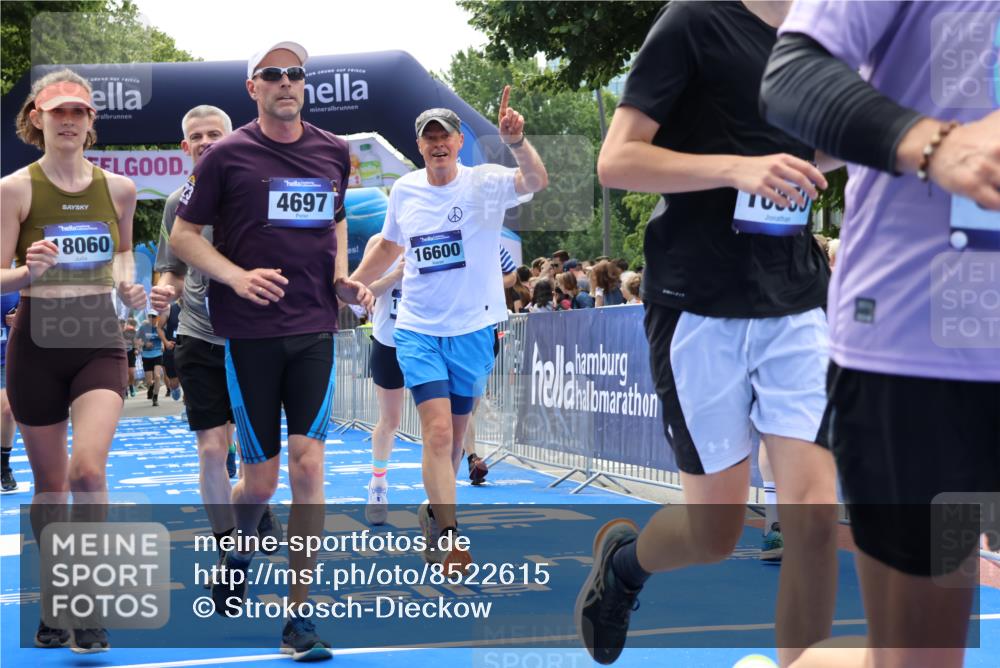 29.06.2025 - hella hamburg halbmarathon Strokosch-Dieckow http://msf.ph/oto/8522615 29.06.2025 11:24:45 Ziel 1269, 2097, 3458, 4697, 6030, 6248, 6556, 6576, 7114, 7115, 7188, 7190, 7248, 7672, 9259, 10550, 10989, 12470, 16154, 16586, 16600, 16631, 16833, 18060 meine-sportfotos.de