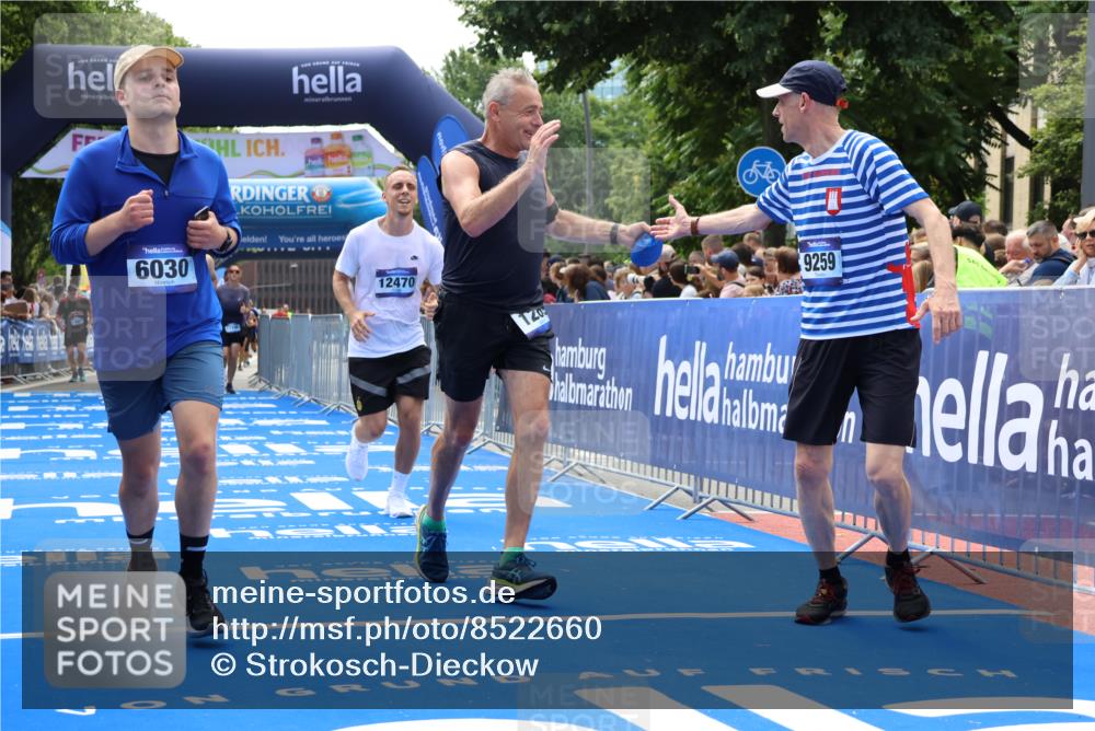 29.06.2025 - hella hamburg halbmarathon Strokosch-Dieckow http://msf.ph/oto/8522660 29.06.2025 11:24:48 Ziel 1269, 4697, 6030, 6248, 6576, 7114, 7115, 7248, 7672, 9259, 10550, 10649, 12470, 15086, 16586, 16600, 16631, 16673, 16833, 17496, 18060 meine-sportfotos.de