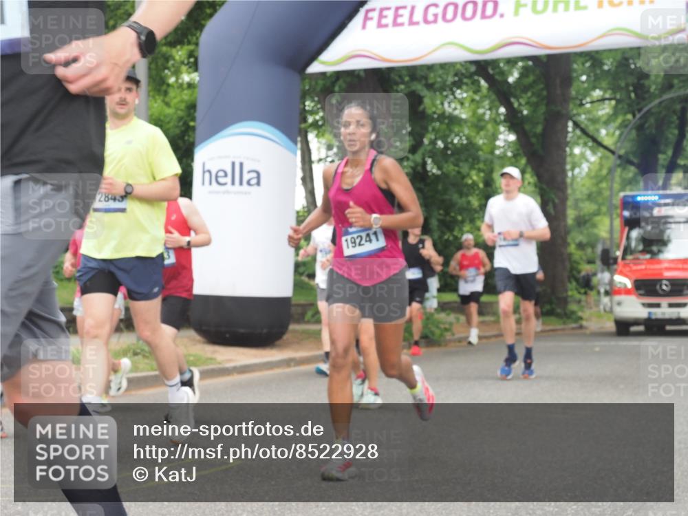 29.06.2025 - hella hamburg halbmarathon KatJ http://msf.ph/oto/8522928 29.06.2025 10:51:01 Zwischen KM18-KM19 1212, 1733, 1851, 2463, 4120, 4985, 5653, 7333 meine-sportfotos.de