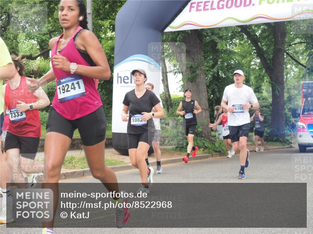 29.06.2025 - hella hamburg halbmarathon KatJ http://msf.ph/oto/8522968 29.06.2025 10:51:02 Zwischen KM18-KM19 1212, 1733, 1851, 2463, 3572, 4120, 4985, 5653, 7333 meine-sportfotos.de