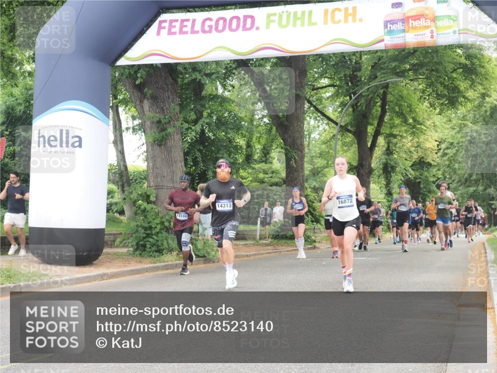 29.06.2025 - hella hamburg halbmarathon KatJ http://msf.ph/oto/8523140 29.06.2025 10:51:14 Zwischen KM18-KM19 5354, 5365, 8578 meine-sportfotos.de