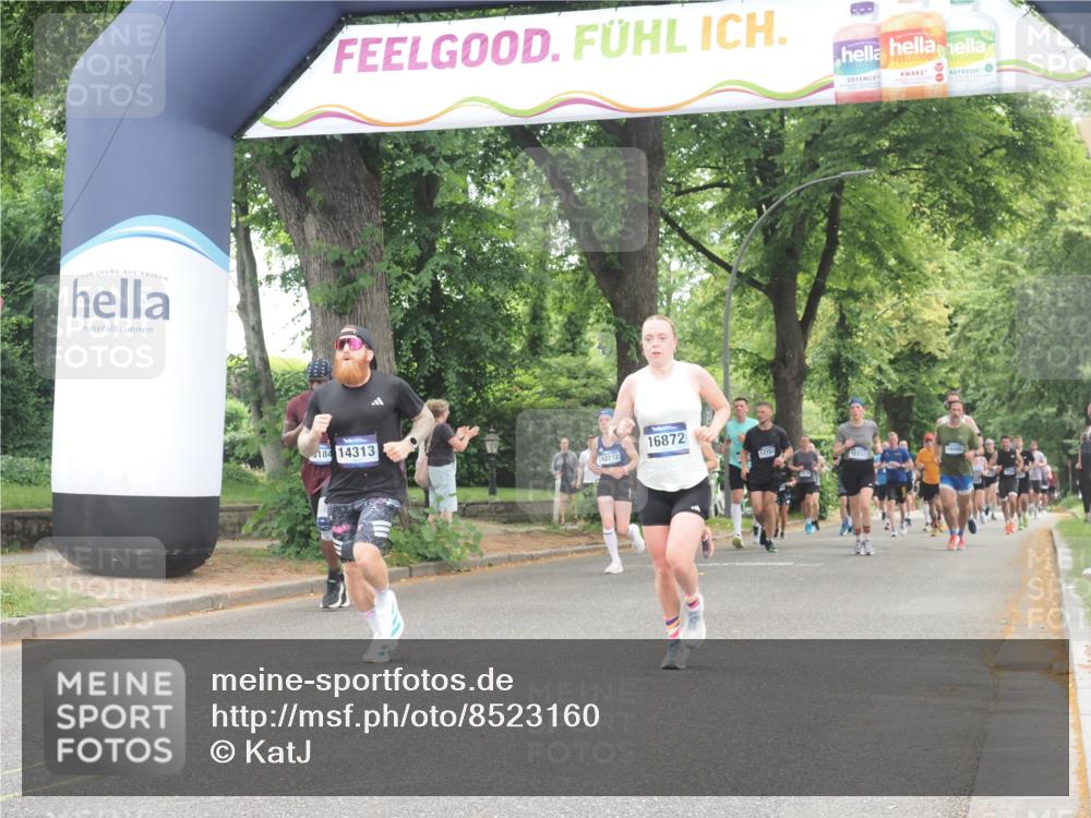 29.06.2025 - hella hamburg halbmarathon KatJ http://msf.ph/oto/8523160 29.06.2025 10:51:14 Zwischen KM18-KM19 5354, 5365, 8578 meine-sportfotos.de