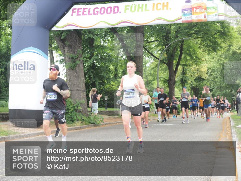 29.06.2025 - hella hamburg halbmarathon KatJ http://msf.ph/oto/8523178 29.06.2025 10:51:15 Zwischen KM18-KM19 5354, 5365, 8578 meine-sportfotos.de