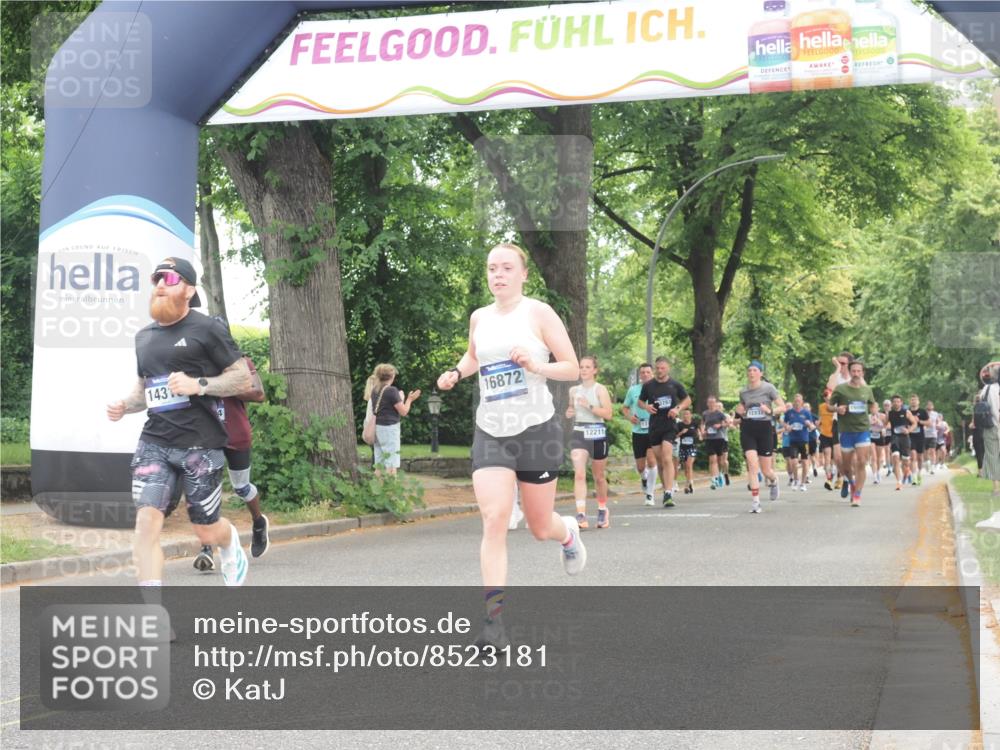 29.06.2025 - hella hamburg halbmarathon KatJ http://msf.ph/oto/8523181 29.06.2025 10:51:15 Zwischen KM18-KM19 5354, 5365, 8578 meine-sportfotos.de
