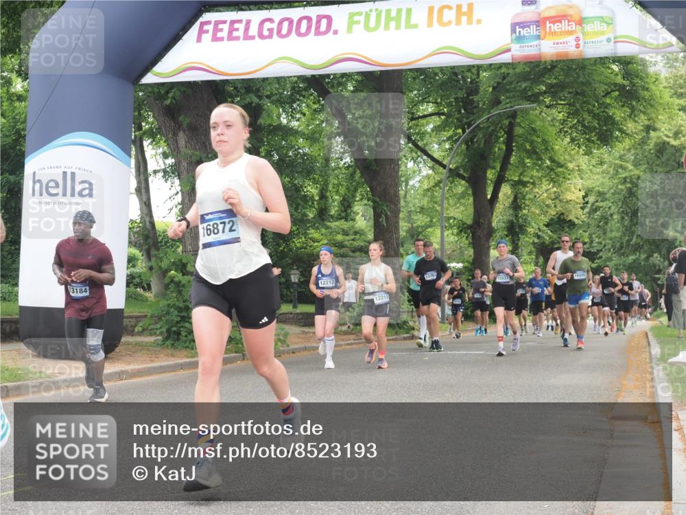 29.06.2025 - hella hamburg halbmarathon KatJ http://msf.ph/oto/8523193 29.06.2025 10:51:15 Zwischen KM18-KM19 5354, 5365, 8578 meine-sportfotos.de