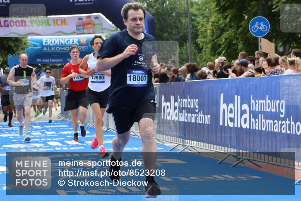 29.06.2025 - hella hamburg halbmarathon Strokosch-Dieckow http://msf.ph/oto/8523208 29.06.2025 11:25:10 Ziel 1131, 3837, 5429, 6899, 8206, 8207, 9788, 11376, 11634, 12500, 13366, 13386, 13584, 14240, 15180, 16991, 17699, 18007 meine-sportfotos.de