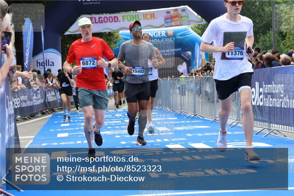 29.06.2025 - hella hamburg halbmarathon Strokosch-Dieckow http://msf.ph/oto/8523323 29.06.2025 11:25:15 Ziel 3837, 4131, 6872, 7519, 9788, 10977, 11376, 11634, 12500, 13366, 13386, 13584, 14240, 15402, 15404, 16991, 17699, 18007 meine-sportfotos.de