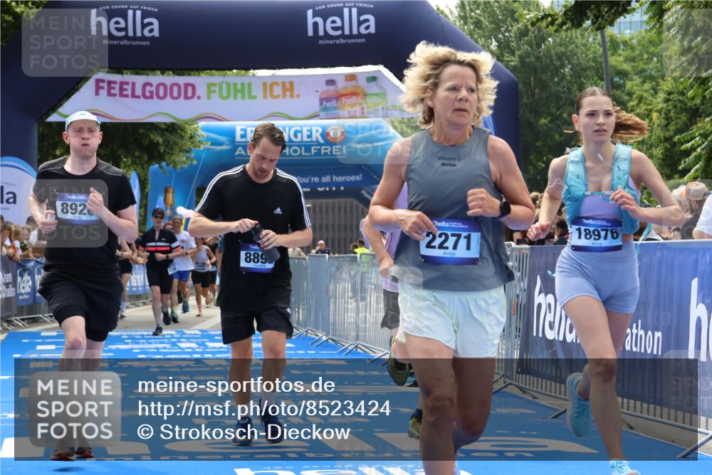 29.06.2025 - hella hamburg halbmarathon Strokosch-Dieckow http://msf.ph/oto/8523424 29.06.2025 11:25:54 Ziel 1048, 2271, 2925, 3363, 7370, 8892, 8920, 10167, 10966, 12442, 13460, 17080, 17299, 18755, 18976 meine-sportfotos.de