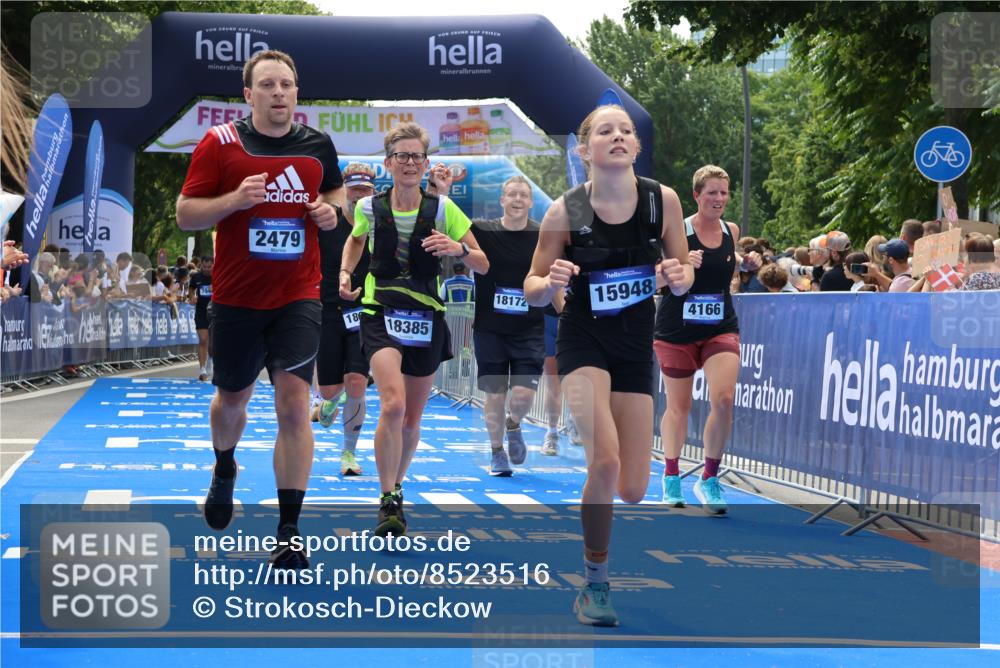 29.06.2025 - hella hamburg halbmarathon Strokosch-Dieckow http://msf.ph/oto/8523516 29.06.2025 11:26:06 Ziel 2479, 4166, 6736, 9104, 9327, 10050, 11248, 11989, 13460, 15948, 16038, 17269, 17299, 18172, 18385, 18409, 18661 meine-sportfotos.de