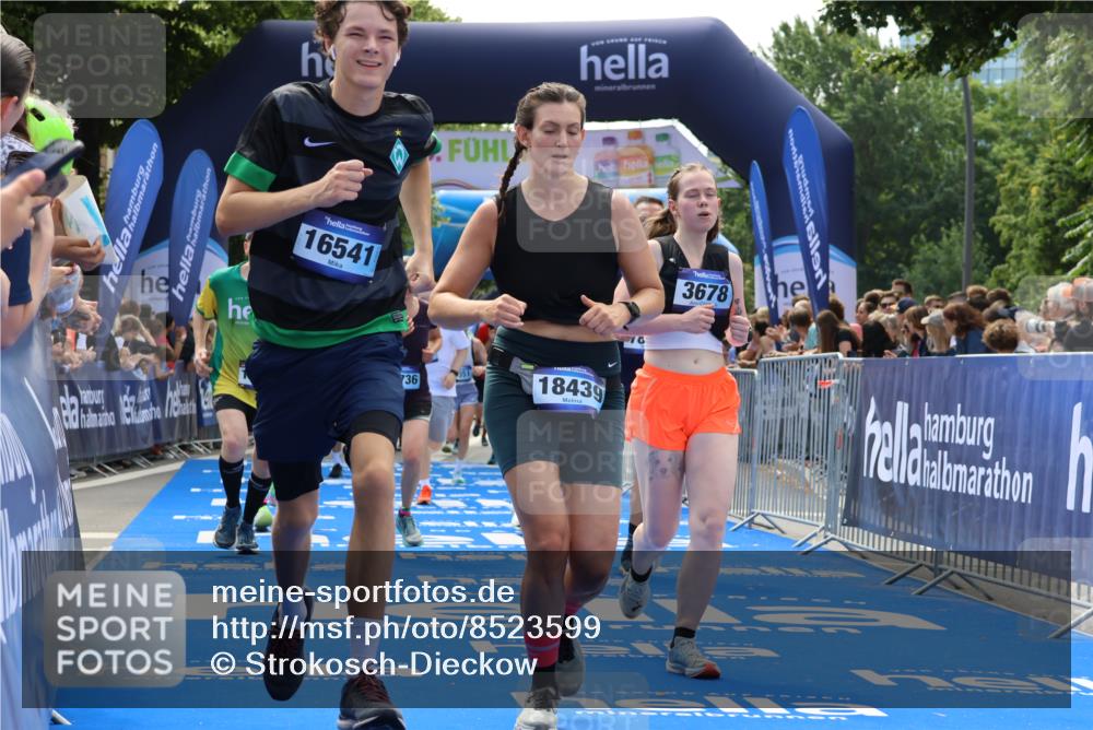 29.06.2025 - hella hamburg halbmarathon Strokosch-Dieckow http://msf.ph/oto/8523599 29.06.2025 11:26:17 Ziel 1005, 1939, 2414, 3678, 3817, 5814, 6736, 7351, 7808, 7945, 7980, 8144, 12210, 12381, 15114, 16421, 16422, 16504, 16541, 16676, 17736, 18439, 19154 meine-sportfotos.de