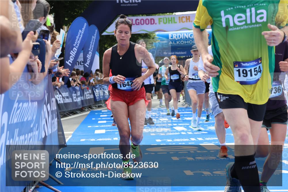 29.06.2025 - hella hamburg halbmarathon Strokosch-Dieckow http://msf.ph/oto/8523630 29.06.2025 11:26:20 Ziel 1005, 1939, 2414, 3678, 3817, 5814, 7351, 7808, 7945, 7980, 8144, 12210, 12381, 15102, 15114, 16421, 16422, 16504, 16541, 16676, 17238, 17736, 18439, 18507, 19154 meine-sportfotos.de