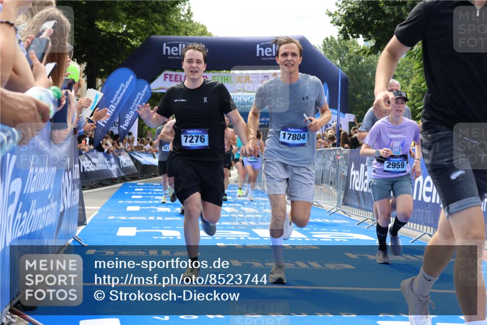 29.06.2025 - hella hamburg halbmarathon Strokosch-Dieckow http://msf.ph/oto/8523744 29.06.2025 11:26:32 Ziel 1853, 2959, 4819, 5930, 7276, 7919, 8297, 10687, 12305, 12537, 12592, 15102, 16565, 16566, 17238, 17804, 18105, 18507, 18825 meine-sportfotos.de