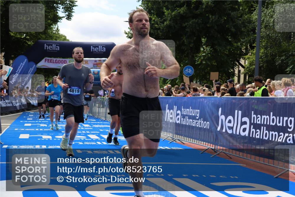 29.06.2025 - hella hamburg halbmarathon Strokosch-Dieckow http://msf.ph/oto/8523765 29.06.2025 11:26:35 Ziel 1458, 1477, 1853, 2959, 4819, 4829, 5929, 5930, 7276, 7919, 8297, 10687, 11999, 12305, 12537, 12592, 13934, 14499, 14726, 16565, 16566, 17414, 17804, 18105, 18825 meine-sportfotos.de