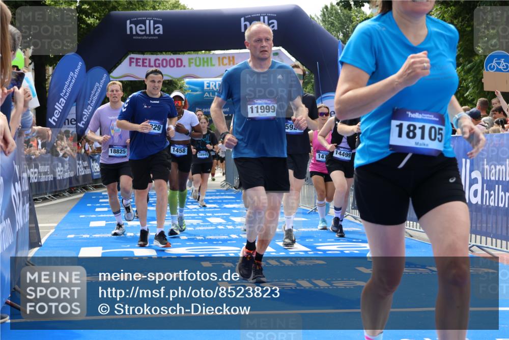 29.06.2025 - hella hamburg halbmarathon Strokosch-Dieckow http://msf.ph/oto/8523823 29.06.2025 11:26:39 Ziel 1458, 1477, 1853, 4819, 4829, 5929, 5930, 7276, 7529, 7772, 8297, 11999, 12041, 12305, 12592, 13934, 14499, 14726, 16565, 16566, 17414, 17529, 17804, 18105, 18825, 18865, 18949 meine-sportfotos.de