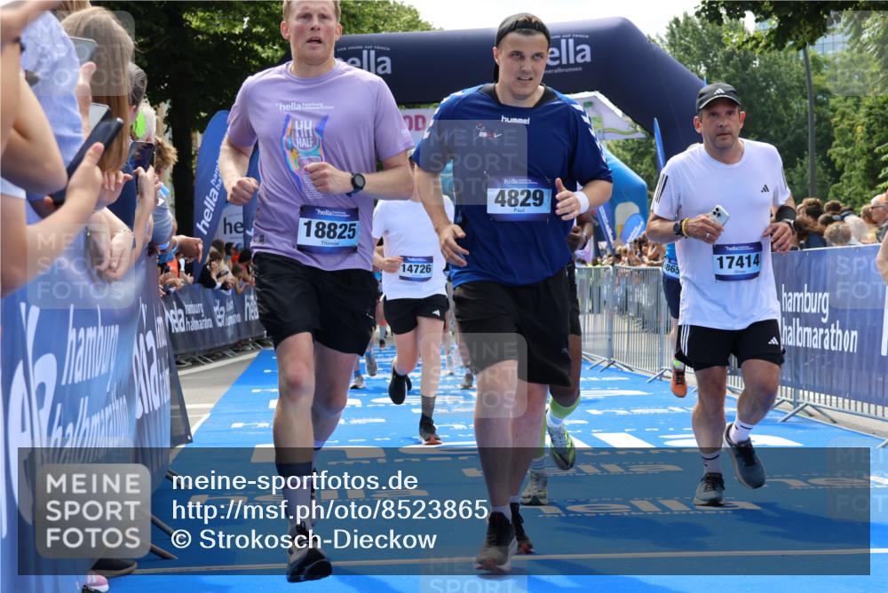 29.06.2025 - hella hamburg halbmarathon Strokosch-Dieckow http://msf.ph/oto/8523865 29.06.2025 11:26:41 Ziel 1458, 1477, 1853, 4819, 4829, 5759, 5929, 5930, 6663, 7529, 7772, 8297, 11668, 11999, 12041, 12592, 13934, 14499, 14726, 16565, 16566, 17414, 17416, 17529, 18105, 18825, 18865, 18949 meine-sportfotos.de