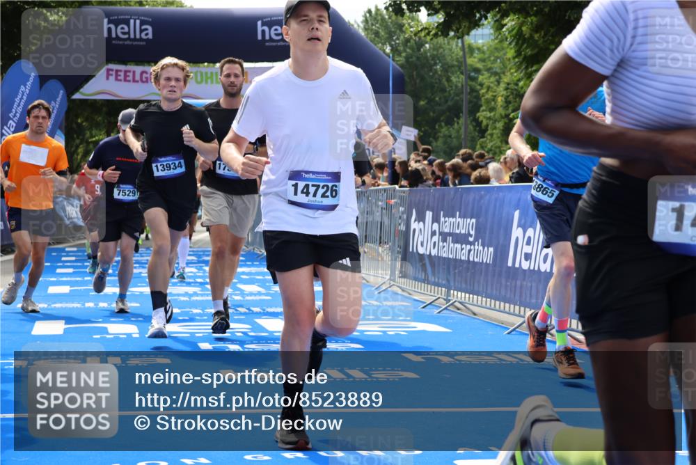 29.06.2025 - hella hamburg halbmarathon Strokosch-Dieckow http://msf.ph/oto/8523889 29.06.2025 11:26:43 Ziel 1458, 1477, 1853, 4829, 5759, 5929, 5930, 6598, 6640, 6663, 7529, 7772, 11668, 11999, 12041, 13934, 14053, 14499, 14726, 15104, 16457, 16565, 16566, 16735, 17414, 17416, 17529, 18105, 18825, 18865, 18949 meine-sportfotos.de