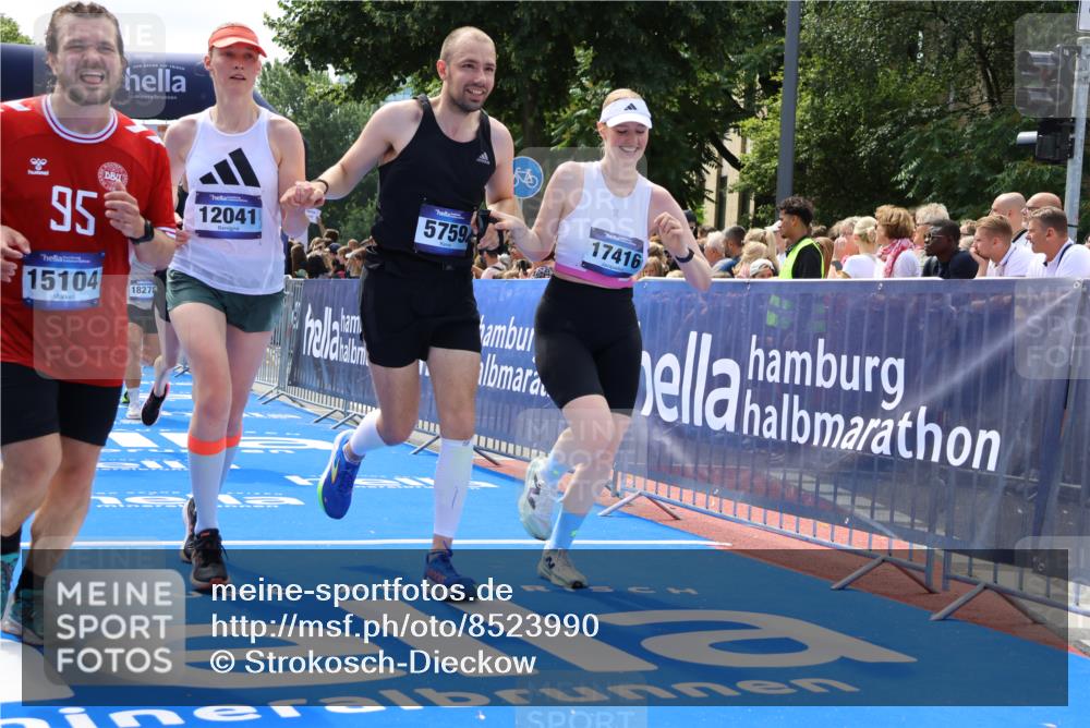 29.06.2025 - hella hamburg halbmarathon Strokosch-Dieckow http://msf.ph/oto/8523990 29.06.2025 11:26:48 Ziel 1011, 1458, 1477, 3003, 3529, 3591, 3592, 4829, 5122, 5759, 6598, 6640, 6663, 7529, 7772, 11092, 11668, 12041, 12043, 13934, 14053, 14726, 15104, 16381, 16457, 16735, 17414, 17416, 17529, 18278, 18610, 18865, 18949, 19124, 19125 meine-sportfotos.de