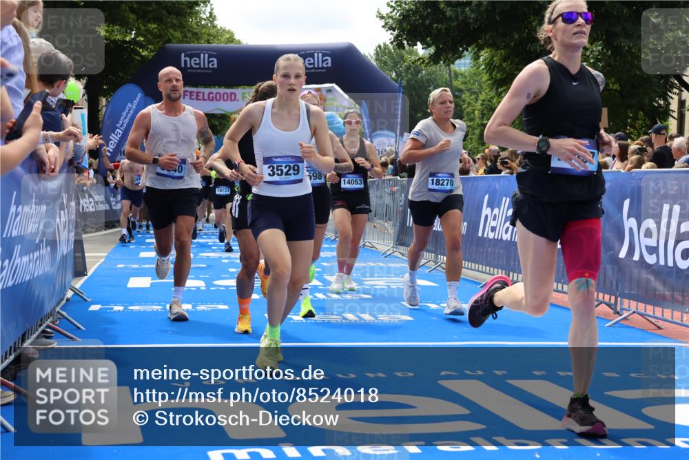 29.06.2025 - hella hamburg halbmarathon Strokosch-Dieckow http://msf.ph/oto/8524018 29.06.2025 11:26:50 Ziel 1011, 3003, 3529, 3591, 3592, 5122, 5759, 6598, 6640, 6663, 7529, 7772, 11092, 11668, 12041, 12043, 14053, 15104, 16381, 16457, 16662, 16735, 17416, 17529, 18278, 18610, 18865, 18949, 19124, 19125 meine-sportfotos.de