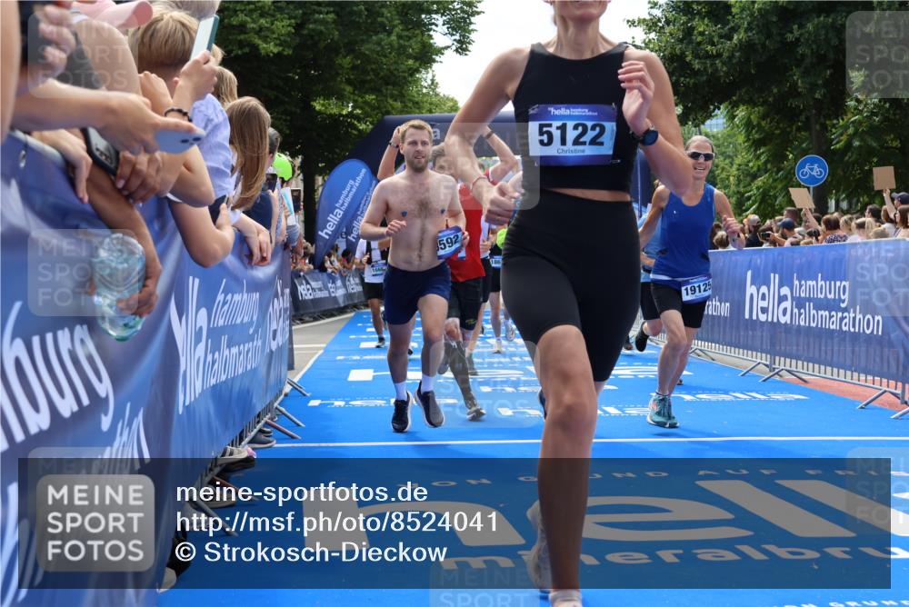 29.06.2025 - hella hamburg halbmarathon Strokosch-Dieckow http://msf.ph/oto/8524041 29.06.2025 11:26:53 Ziel 1011, 1294, 3003, 3529, 3591, 3592, 3768, 5122, 5759, 6598, 6640, 6663, 11092, 11117, 11668, 12041, 12043, 14053, 15104, 16381, 16457, 16662, 16735, 17416, 18278, 18610, 19124, 19125 meine-sportfotos.de
