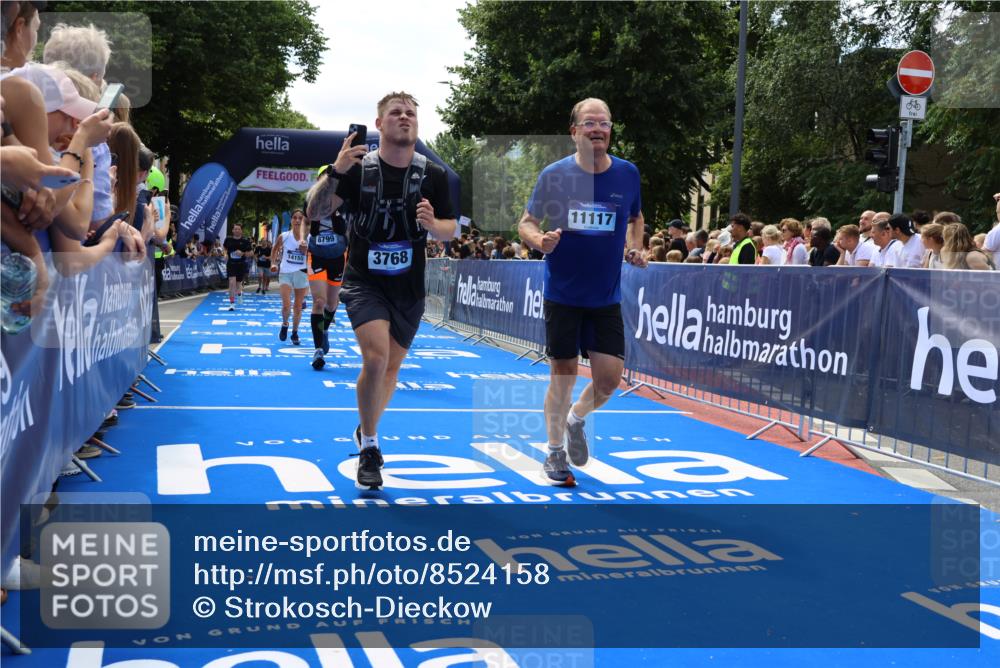 29.06.2025 - hella hamburg halbmarathon Strokosch-Dieckow http://msf.ph/oto/8524158 29.06.2025 11:26:59 Ziel 1011, 1294, 3003, 3768, 4877, 5178, 6270, 8799, 11092, 11117, 11981, 12043, 13382, 14155, 16182, 16381, 16662, 16801, 18610, 19124, 19125 meine-sportfotos.de