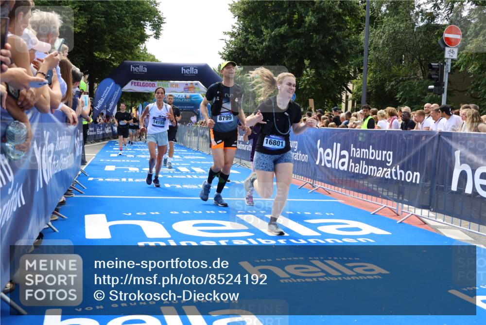 29.06.2025 - hella hamburg halbmarathon Strokosch-Dieckow http://msf.ph/oto/8524192 29.06.2025 11:27:01 Ziel 1011, 1294, 1444, 3768, 4824, 4826, 4877, 5178, 6270, 8799, 10240, 11092, 11117, 11981, 12043, 13382, 14155, 15024, 16182, 16662, 16801, 18610 meine-sportfotos.de