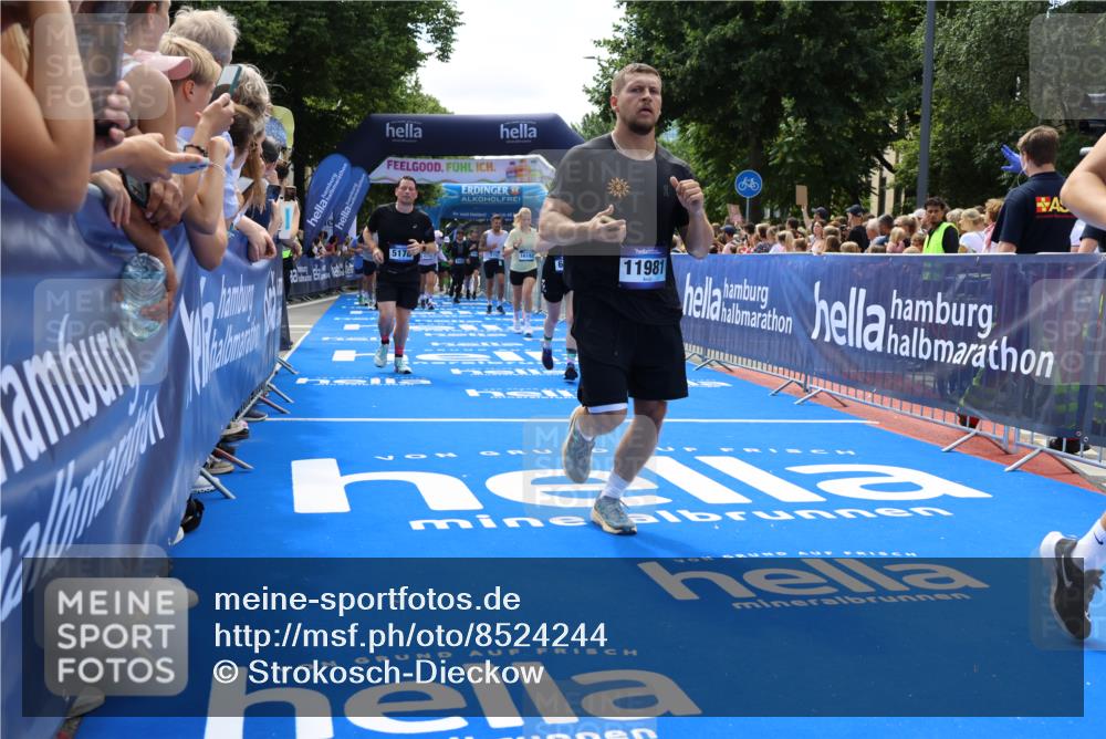 29.06.2025 - hella hamburg halbmarathon Strokosch-Dieckow http://msf.ph/oto/8524244 29.06.2025 11:27:03 Ziel 1294, 1444, 3768, 4824, 4826, 4877, 5178, 6249, 6270, 8799, 9152, 10240, 11117, 11981, 13382, 14155, 14801, 14894, 15024, 15471, 16182, 16331, 16662, 16801 meine-sportfotos.de