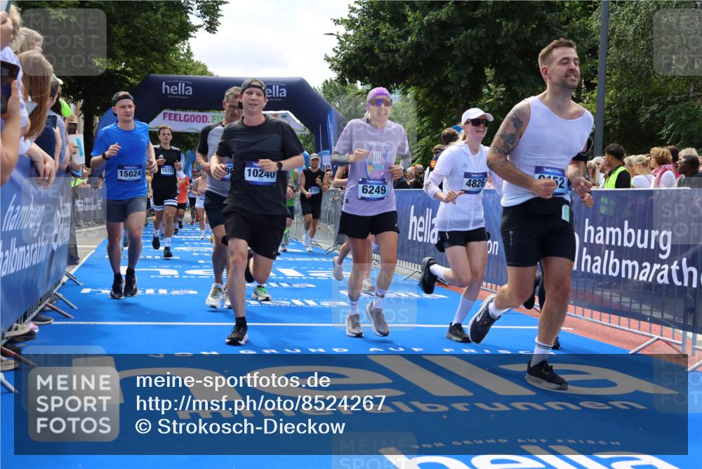 29.06.2025 - hella hamburg halbmarathon Strokosch-Dieckow http://msf.ph/oto/8524267 29.06.2025 11:27:09 Ziel 1444, 2699, 2751, 3781, 4824, 4826, 4877, 5178, 5584, 6249, 6270, 7446, 7447, 9152, 9966, 10240, 11247, 11603, 11610, 11981, 13090, 13382, 14496, 14801, 14894, 15024, 15471, 15725, 16182, 16240, 16331, 16821, 16999, 18851, 18943, 19012 meine-sportfotos.de