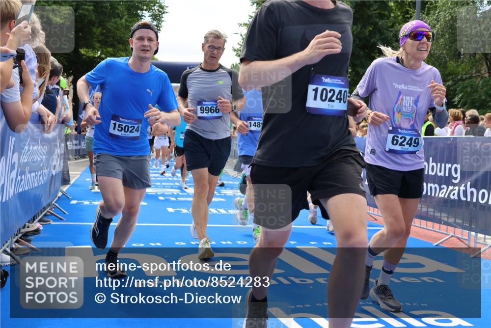 29.06.2025 - hella hamburg halbmarathon Strokosch-Dieckow http://msf.ph/oto/8524283 29.06.2025 11:27:10 Ziel 1444, 2699, 2751, 3781, 4824, 4826, 4877, 5178, 5584, 6249, 6270, 7446, 7447, 9152, 9966, 10039, 10240, 11247, 11603, 11610, 13090, 13382, 14496, 14801, 14810, 14894, 15024, 15471, 15725, 16182, 16240, 16331, 16821, 16999, 17034, 18851, 18943, 19012 meine-sportfotos.de