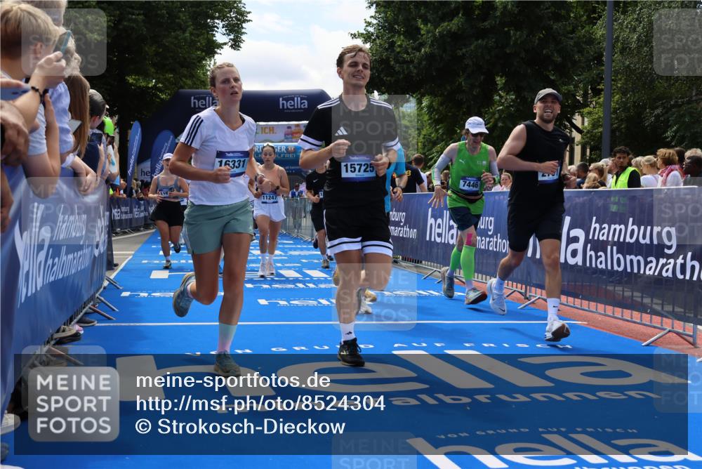 29.06.2025 - hella hamburg halbmarathon Strokosch-Dieckow http://msf.ph/oto/8524304 29.06.2025 11:27:12 Ziel 1444, 2699, 2751, 3781, 4824, 4826, 4877, 5178, 5584, 6249, 7446, 7447, 9062, 9152, 9966, 10039, 10240, 11247, 11603, 11610, 13090, 14496, 14801, 14810, 14894, 15024, 15471, 15725, 16182, 16240, 16331, 16821, 16999, 17034, 17853, 18851, 18943, 19012 meine-sportfotos.de