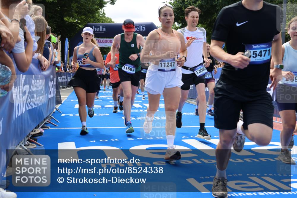 29.06.2025 - hella hamburg halbmarathon Strokosch-Dieckow http://msf.ph/oto/8524338 29.06.2025 11:27:14 Ziel 1444, 2699, 2751, 3781, 4350, 4824, 4826, 5584, 6249, 7446, 7447, 9062, 9152, 9966, 10039, 10240, 11247, 11603, 11610, 13090, 14496, 14801, 14810, 14894, 15024, 15471, 15725, 16240, 16331, 16821, 16999, 17034, 17853, 18851, 18943, 19012 meine-sportfotos.de