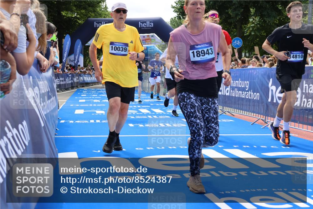 29.06.2025 - hella hamburg halbmarathon Strokosch-Dieckow http://msf.ph/oto/8524387 29.06.2025 11:27:17 Ziel 2699, 2751, 3781, 4350, 5584, 5793, 7446, 7447, 8124, 9062, 9966, 10039, 11247, 11603, 11610, 13090, 14496, 14801, 14810, 14894, 15471, 15725, 16240, 16331, 16821, 16999, 17034, 17853, 18851, 18943, 19012 meine-sportfotos.de