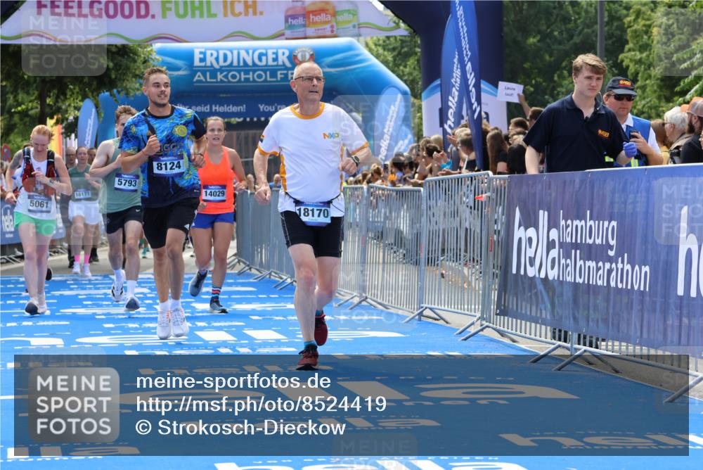 29.06.2025 - hella hamburg halbmarathon Strokosch-Dieckow http://msf.ph/oto/8524419 29.06.2025 11:27:22 Ziel 2249, 2305, 4161, 4194, 4350, 5061, 5584, 5793, 8124, 8146, 9062, 10039, 14029, 14496, 14810, 16171, 16240, 16999, 17034, 17853, 18170, 18943 meine-sportfotos.de