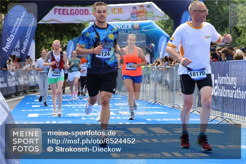 29.06.2025 - hella hamburg halbmarathon Strokosch-Dieckow http://msf.ph/oto/8524452 29.06.2025 11:27:24 Ziel 2249, 2305, 4161, 4194, 4350, 5061, 5793, 8124, 8146, 9062, 10039, 14029, 14105, 14810, 16171, 17034, 17853, 18170 meine-sportfotos.de