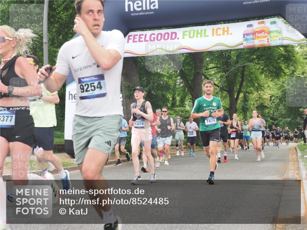 29.06.2025 - hella hamburg halbmarathon KatJ http://msf.ph/oto/8524485 29.06.2025 10:52:04 Zwischen KM18-KM19 1885, 4613, 7271, 7474 meine-sportfotos.de