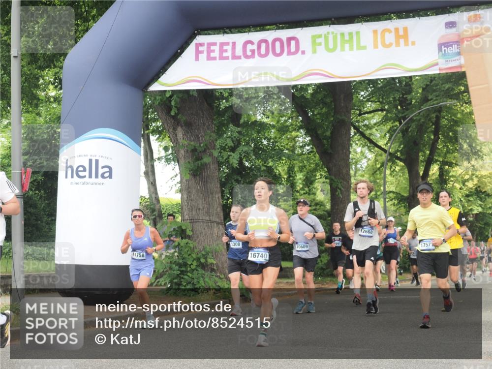 29.06.2025 - hella hamburg halbmarathon KatJ http://msf.ph/oto/8524515 29.06.2025 11:01:33 Zwischen KM18-KM19 1244, 1820, 3210 meine-sportfotos.de