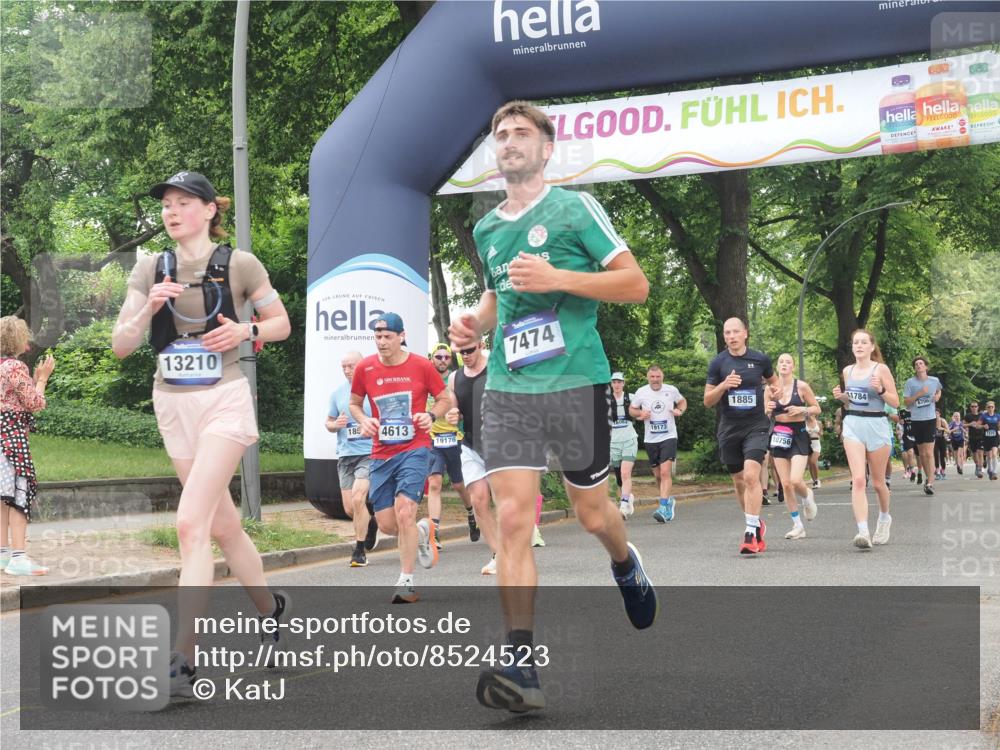 29.06.2025 - hella hamburg halbmarathon KatJ http://msf.ph/oto/8524523 29.06.2025 10:52:05 Zwischen KM18-KM19 1885, 4613, 7271, 7474 meine-sportfotos.de
