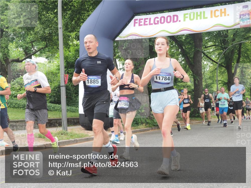 29.06.2025 - hella hamburg halbmarathon KatJ http://msf.ph/oto/8524563 29.06.2025 10:52:07 Zwischen KM18-KM19 1885, 4613, 7271, 7474 meine-sportfotos.de