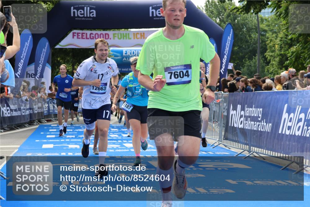 29.06.2025 - hella hamburg halbmarathon Strokosch-Dieckow http://msf.ph/oto/8524604 29.06.2025 11:27:34 Ziel 1187, 2249, 3185, 3707, 4161, 5061, 6285, 6347, 6578, 7295, 7375, 7604, 8050, 8146, 8433, 10013, 11269, 11787, 12319, 12663, 12958, 13820, 14105, 15153, 15456, 16171, 16451, 18070, 18071 meine-sportfotos.de
