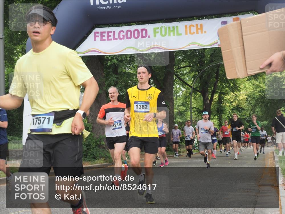29.06.2025 - hella hamburg halbmarathon KatJ http://msf.ph/oto/8524617 29.06.2025 11:01:36 Zwischen KM18-KM19 1308, 1382, 3210 meine-sportfotos.de