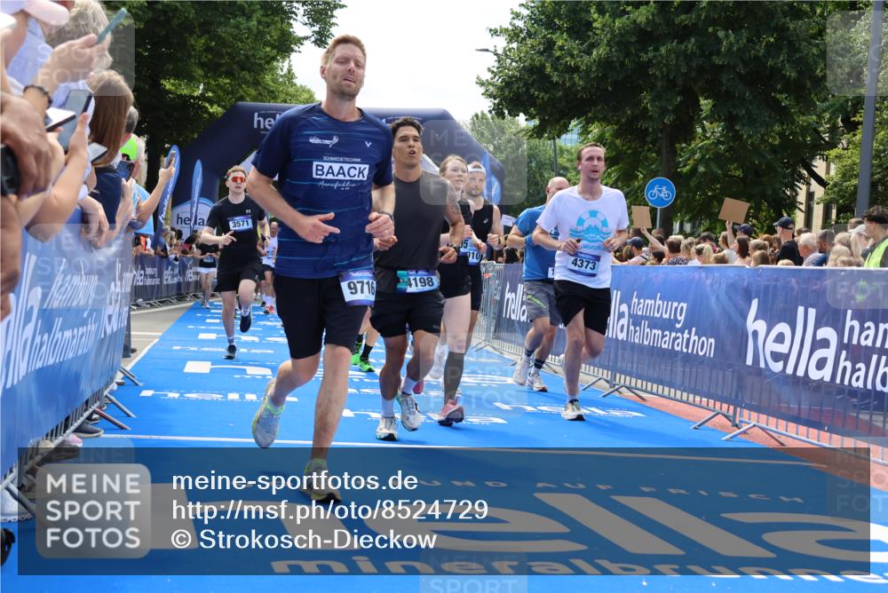 29.06.2025 - hella hamburg halbmarathon Strokosch-Dieckow http://msf.ph/oto/8524729 29.06.2025 11:27:44 Ziel 1115, 2010, 2505, 3185, 3571, 3707, 3825, 3826, 4164, 4198, 4373, 5767, 7295, 7375, 8433, 8538, 9716, 10013, 12319, 12958, 14803, 15456, 15481, 17857, 18070, 18071, 18322 meine-sportfotos.de