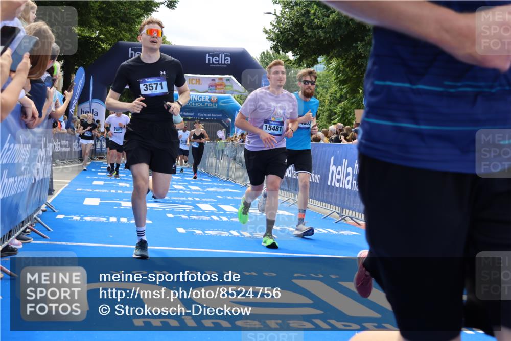29.06.2025 - hella hamburg halbmarathon Strokosch-Dieckow http://msf.ph/oto/8524756 29.06.2025 11:27:46 Ziel 1115, 2010, 2505, 3185, 3571, 3825, 3826, 4164, 4198, 4373, 5767, 8433, 8538, 9716, 9807, 12319, 12958, 14216, 14803, 15456, 15481, 17068, 17857, 18322, 18503 meine-sportfotos.de