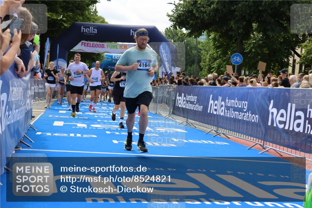 29.06.2025 - hella hamburg halbmarathon Strokosch-Dieckow http://msf.ph/oto/8524821 29.06.2025 11:27:47 Ziel 1115, 2010, 2505, 3185, 3424, 3571, 3579, 3825, 3826, 4164, 4198, 4373, 5767, 7348, 8433, 8538, 9716, 9807, 12319, 12958, 14216, 14803, 15456, 15481, 17068, 17857, 18322, 18503 meine-sportfotos.de
