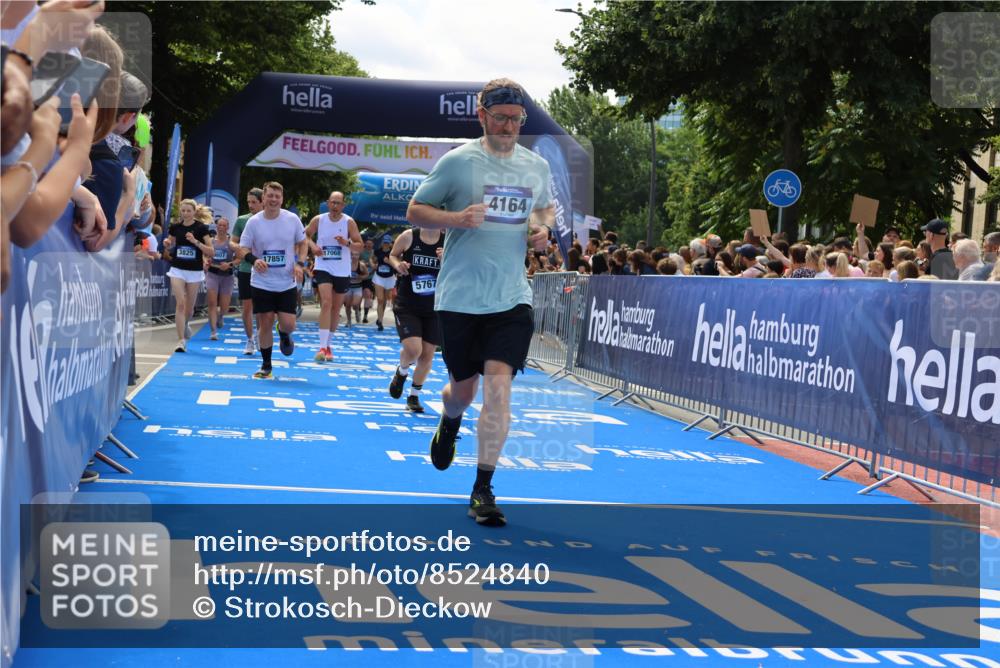 29.06.2025 - hella hamburg halbmarathon Strokosch-Dieckow http://msf.ph/oto/8524840 29.06.2025 11:27:48 Ziel 1115, 2010, 2505, 3424, 3571, 3579, 3825, 3826, 4164, 4198, 4373, 5290, 5767, 7348, 8433, 8538, 9716, 9807, 14216, 14803, 15456, 15481, 17068, 17224, 17857, 18322, 18503 meine-sportfotos.de