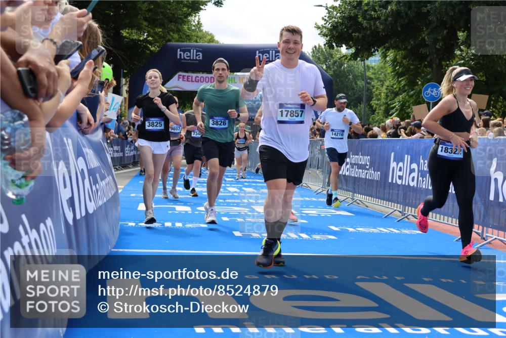 29.06.2025 - hella hamburg halbmarathon Strokosch-Dieckow http://msf.ph/oto/8524879 29.06.2025 11:27:50 Ziel 1115, 1836, 2010, 2505, 3424, 3571, 3579, 3825, 3826, 4164, 4198, 4349, 4373, 4924, 5290, 5767, 7348, 8538, 9716, 9807, 11046, 12874, 14216, 14803, 15481, 16920, 17068, 17224, 17857, 18322, 18503 meine-sportfotos.de