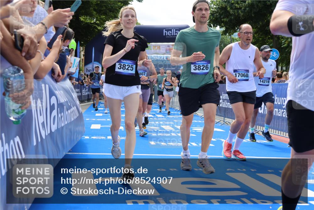 29.06.2025 - hella hamburg halbmarathon Strokosch-Dieckow http://msf.ph/oto/8524907 29.06.2025 11:27:51 Ziel 1115, 1836, 2010, 2505, 2526, 3424, 3571, 3579, 3822, 3825, 3826, 4164, 4349, 4373, 4924, 5290, 5767, 7348, 9716, 9807, 10354, 11046, 12874, 14216, 14803, 15481, 16920, 17068, 17224, 17857, 18322, 18503 meine-sportfotos.de