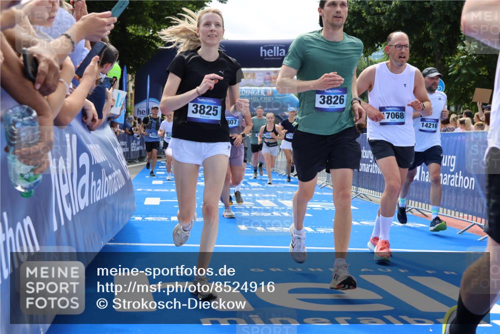 29.06.2025 - hella hamburg halbmarathon Strokosch-Dieckow http://msf.ph/oto/8524916 29.06.2025 11:27:52 Ziel 1115, 1836, 2010, 2505, 2526, 3424, 3579, 3822, 3825, 3826, 4164, 4349, 4373, 4924, 5290, 5767, 7348, 9716, 9807, 10354, 11046, 12710, 12874, 14216, 14347, 14803, 15481, 16920, 17068, 17224, 17857, 18322, 18503 meine-sportfotos.de