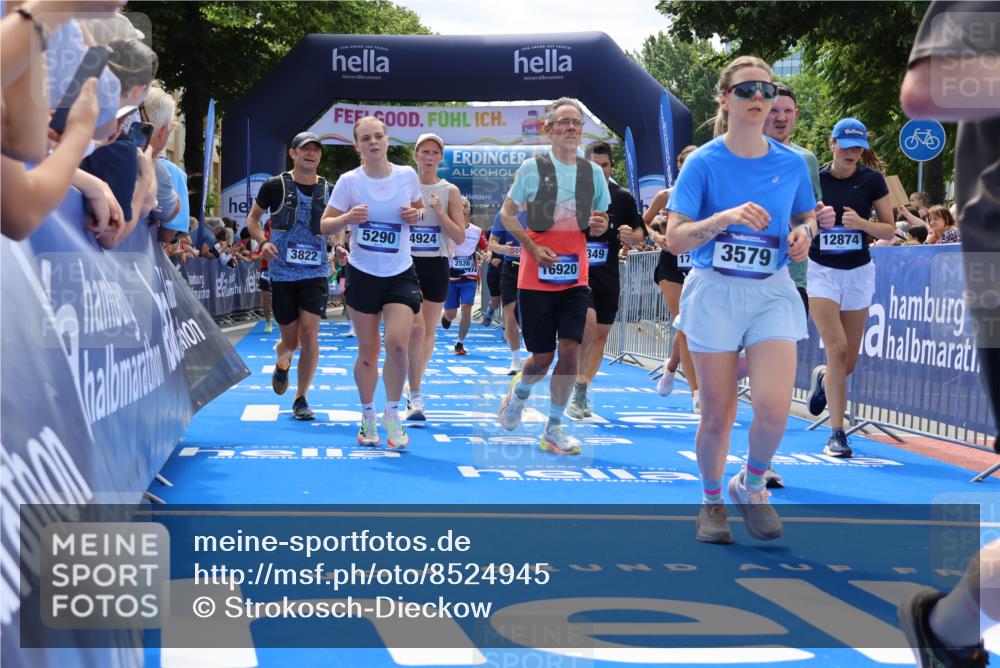 29.06.2025 - hella hamburg halbmarathon Strokosch-Dieckow http://msf.ph/oto/8524945 29.06.2025 11:27:54 Ziel 1747, 1836, 2526, 3424, 3579, 3822, 3825, 3826, 4164, 4349, 4807, 4924, 5290, 5767, 7348, 9807, 9913, 10354, 11046, 12710, 12874, 14216, 14347, 15481, 16920, 17068, 17224, 17857, 18322, 18503 meine-sportfotos.de
