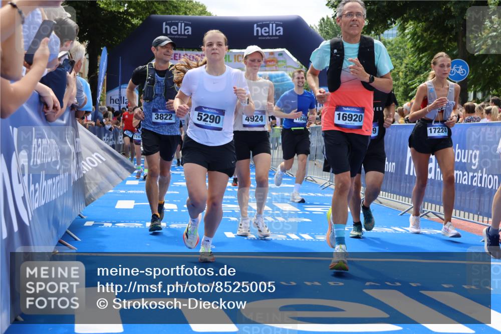 29.06.2025 - hella hamburg halbmarathon Strokosch-Dieckow http://msf.ph/oto/8525005 29.06.2025 11:27:55 Ziel 1747, 1836, 2526, 3424, 3579, 3822, 3825, 3826, 4349, 4807, 4924, 5290, 5767, 7348, 9078, 9807, 9913, 10354, 10435, 11046, 12710, 12874, 14216, 14347, 16920, 17068, 17224, 17857, 18322, 18503 meine-sportfotos.de