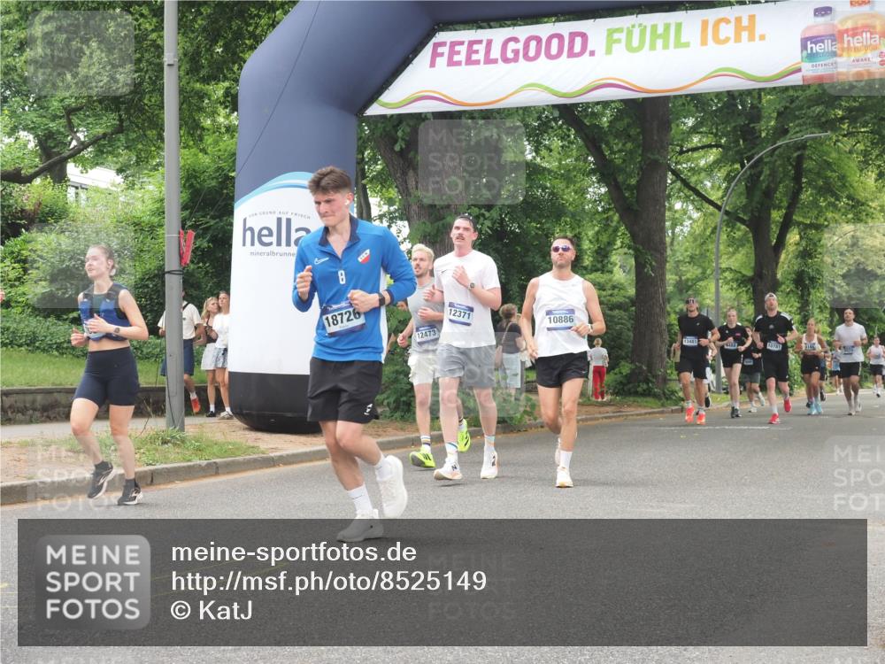29.06.2025 - hella hamburg halbmarathon KatJ http://msf.ph/oto/8525149 29.06.2025 10:52:36 Zwischen KM18-KM19 6590, 7826, 8405 meine-sportfotos.de